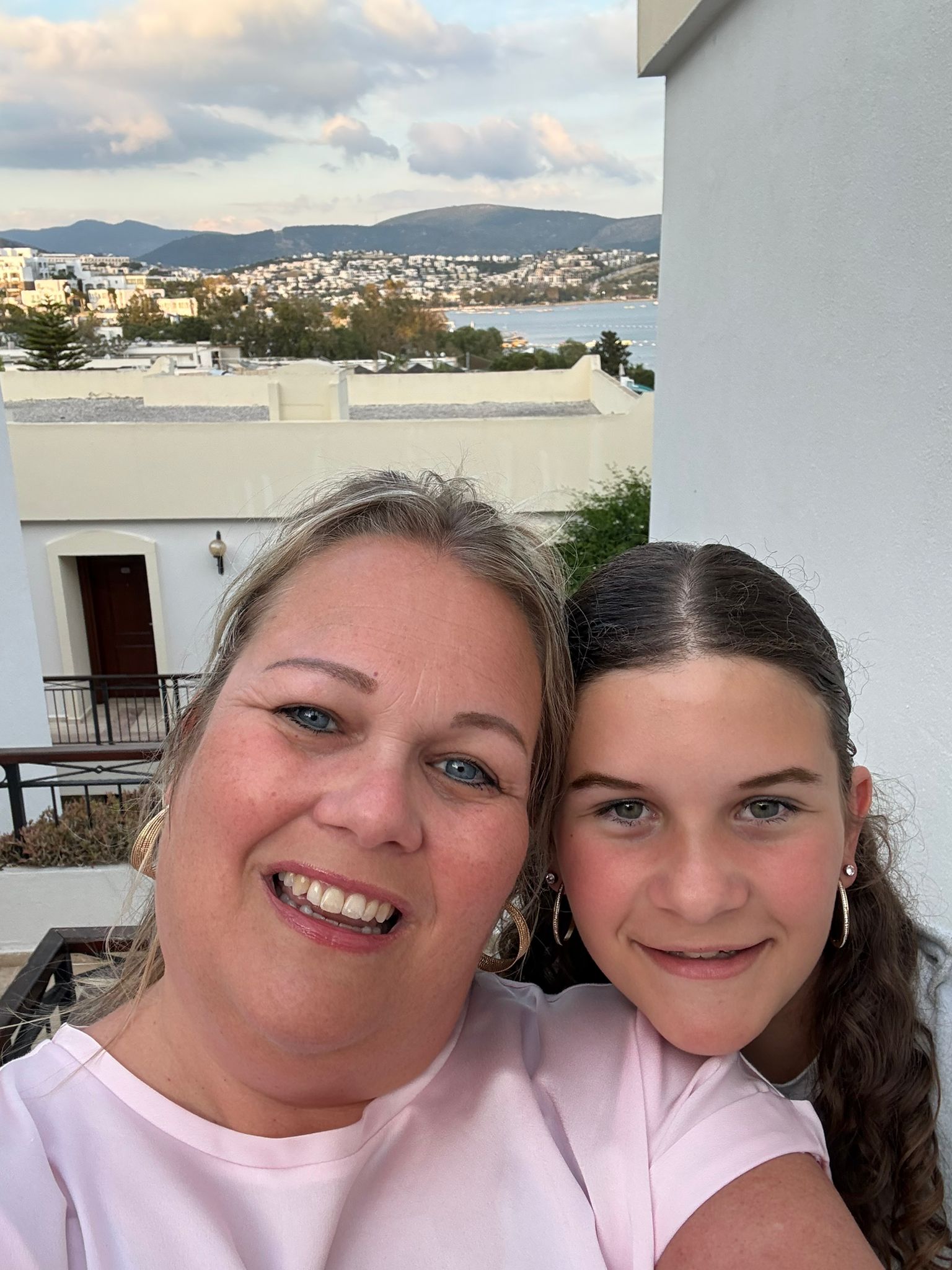 Anoeska met haar dochter tijdens een online werkvakantie in Turkije